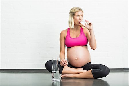 Full term pregnancy young woman drinking water whilst practicing yoga Photographie de stock - Premium Libres de Droits, Code: 649-08238474