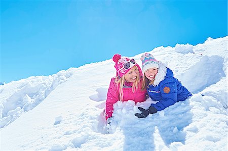 family outdoors active - Mother and daughter playing in snow, Chamonix, France Foto de stock - Sin royalties Premium, Código: 649-08232461
