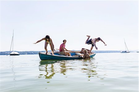 Group of friends diving from boat into lake, Schondorf, Ammersee, Bavaria, Germany Foto de stock - Sin royalties Premium, Código: 649-08307271