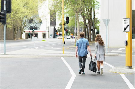 simsearch:649-07520320,k - Young couple carrying bag together on street, Melbourne, Victoria, Australia Photographie de stock - Premium Libres de Droits, Code: 649-08307369