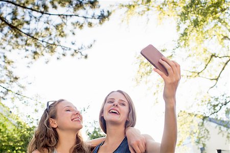simsearch:649-07804673,k - Two teenage girls in park taking smartphone selfie Photographie de stock - Premium Libres de Droits, Code: 649-08307519