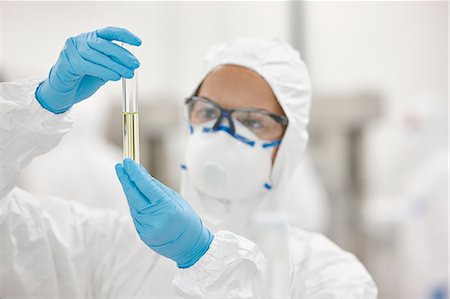 simsearch:6113-07589192,k - Scientists working in laboratory Stock Photo - Premium Royalty-Free, Code: 649-08327565