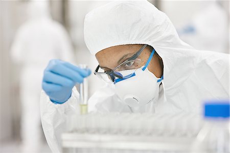 simsearch:6113-07589192,k - Scientists working in laboratory Stock Photo - Premium Royalty-Free, Code: 649-08327566