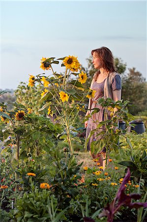 simsearch:649-08924209,k - Mature woman standing in garden, pensive expression Stock Photo - Premium Royalty-Free, Code: 649-08327887