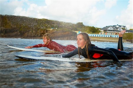 Two surfers paddling on surfboards Foto de stock - Sin royalties Premium, Código: 649-08327895