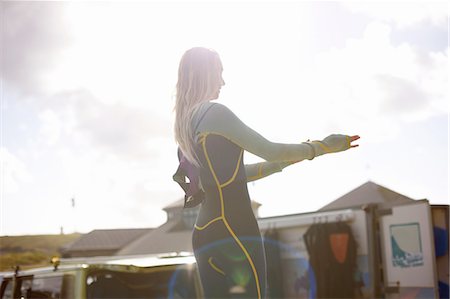 Female surfer putting on wetsuit Foto de stock - Sin royalties Premium, Código: 649-08327920