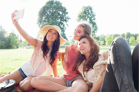 simsearch:649-08381087,k - Female friends taking smartphone selfie at park party Foto de stock - Sin royalties Premium, Código: 649-08381146