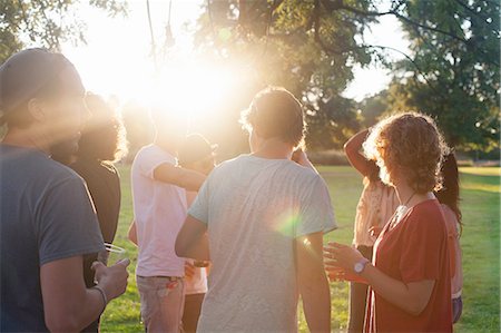 simsearch:649-08381087,k - Adult friends partying and drinking in park at sunset Foto de stock - Sin royalties Premium, Código: 649-08381178
