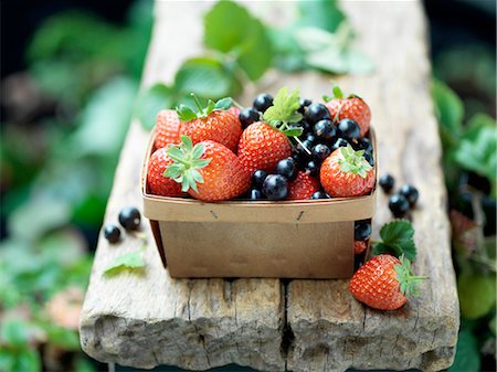 strawberries - Strawberries and blackcurrants in vintage wooden basket Stock Photo - Premium Royalty-Free, Code: 649-08381187