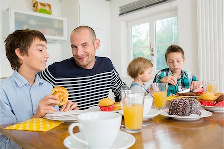 simsearch:649-07648247,k - Mid adult man and family having tea at kitchen table Stock Photo - Premium Royalty-Free, Code: 649-08381259