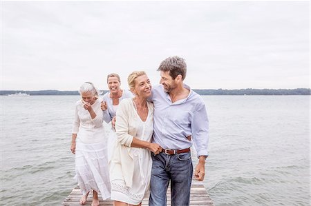 simsearch:649-07760822,k - Group of friends walking on pier Stock Photo - Premium Royalty-Free, Code: 649-08381557