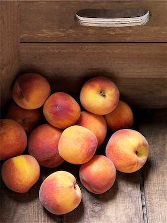 simsearch:614-01088098,k - Peaches stacked in corner of wooden box Stock Photo - Premium Royalty-Free, Code: 649-08422631