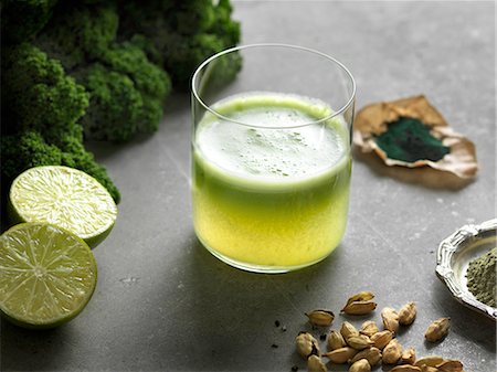 simsearch:824-07586355,k - High angle view of green raw juice with halved lime and nutritional supplement Stock Photo - Premium Royalty-Free, Code: 649-08422898