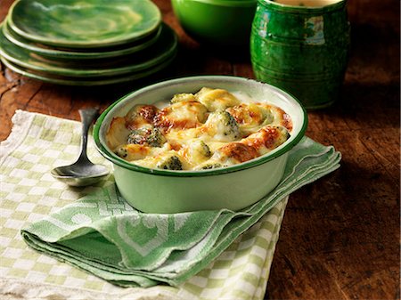 High angle view of broccoli and cheese bake in oval dish Photographie de stock - Premium Libres de Droits, Code: 649-08423289