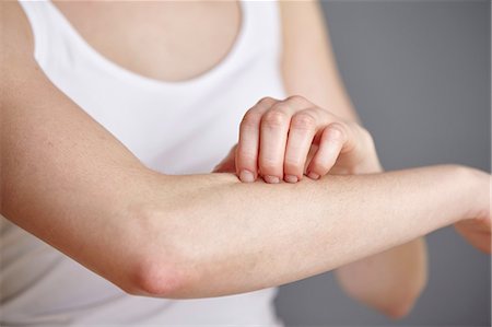 people itch scratch - Cropped shot of young woman scratching her forearm with fingers Photographie de stock - Premium Libres de Droits, Code: 649-08480340