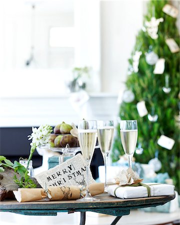 Table of champagne with xmas crackers and gifts Stock Photo - Premium Royalty-Free, Code: 649-08548205