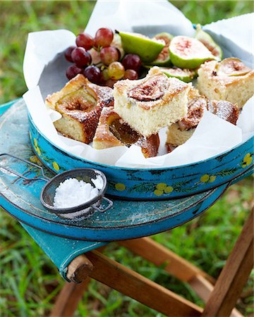 summer meal - Coconut cake with figs and grapes in cake tin Stock Photo - Premium Royalty-Free, Code: 649-08548225