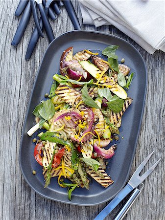 simsearch:649-06352937,k - Overhead view of vegetable salad on barbecue griddle pan Stock Photo - Premium Royalty-Free, Code: 649-08548267