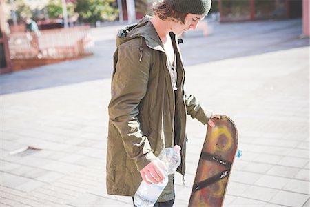 simsearch:649-07710443,k - Young male urban skateboarder holding bottle of water Stock Photo - Premium Royalty-Free, Code: 649-08548908
