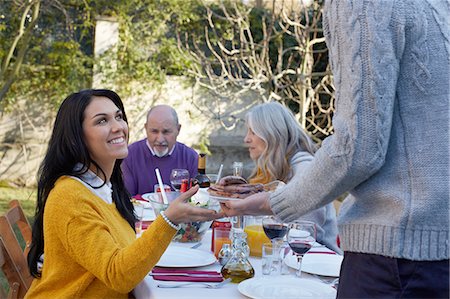 Multi generation family dining outdoors, smiling Foto de stock - Sin royalties Premium, Código: 649-08548972
