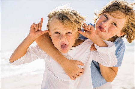 Brothers looking at camera, poking out tongue Stock Photo - Premium Royalty-Free, Code: 649-08543778