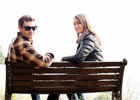 simsearch:649-07560393,k - Couple sitting on park bench and looking over their shoulder Photographie de stock - Premium Libres de Droits, Code: 649-08565550