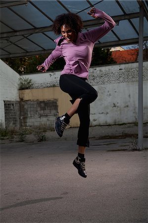 simsearch:649-06164469,k - Young woman doing workout Foto de stock - Sin royalties Premium, Código: 649-08560584