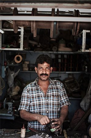 Man working with machinery in shop Photographie de stock - Premium Libres de Droits, Code: 649-08560994