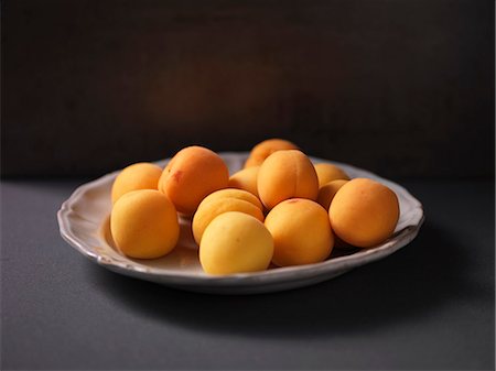 Close up of plate of apricots Photographie de stock - Premium Libres de Droits, Code: 649-08561025