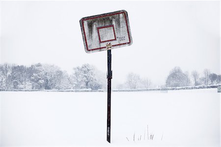 simsearch:632-06317210,k - Basketball hoop in snow Foto de stock - Sin royalties Premium, Código: 649-08562939