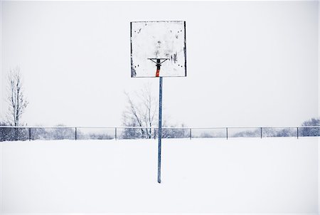 simsearch:632-06317210,k - Basketball hoop in snow Foto de stock - Sin royalties Premium, Código: 649-08562940