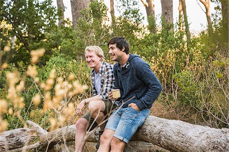 simsearch:649-08085723,k - Two hikers leaning against fallen tree in forest, Deer Park, Cape Town, South Africa Foto de stock - Sin royalties Premium, Código: 649-08576547