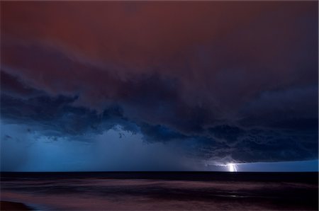 Distant lightning hitting water over the Atlantic Ocean, at night, near Satellite Beach, Florida, USA Photographie de stock - Premium Libres de Droits, Code: 649-08576657