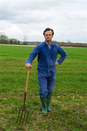 simsearch:649-07560533,k - Portrait of farmer leaning on pitch fork in field Stock Photo - Premium Royalty-Free, Code: 649-08577789