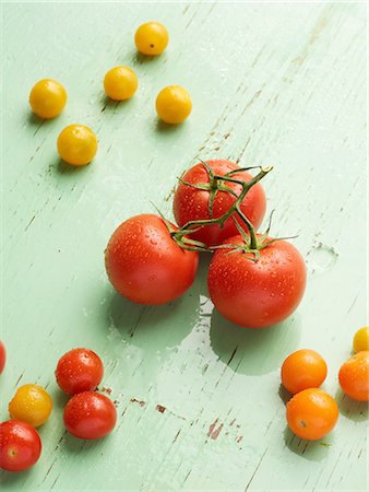 simsearch:628-02228100,k - Overhead view of tomatoes on green background Stock Photo - Premium Royalty-Free, Code: 649-08577845