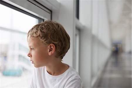 simsearch:649-09078617,k - Boy looking out of airport window Stock Photo - Premium Royalty-Free, Code: 649-08661387