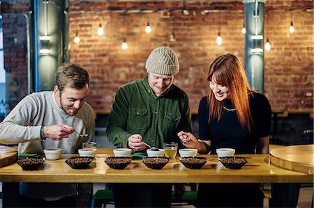 Coffee shop team tasting bowls of coffee and coffee beans Photographie de stock - Premium Libres de Droits, Code: 649-08661605