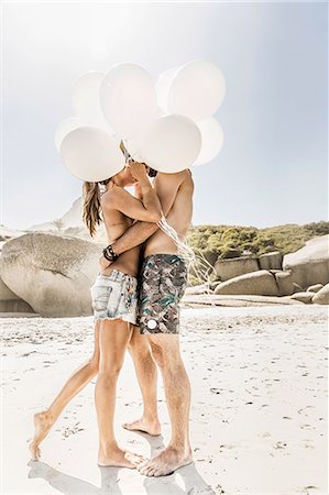 Couple holding bunch of balloons kissing on beach, Cape Town, South Africa Photographie de stock - Premium Libres de Droits, Code: 649-08661990