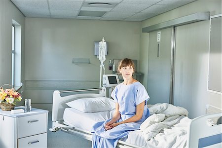simsearch:6113-06908191,k - Patient sitting on hospital bed wearing hospital gown Stock Photo - Premium Royalty-Free, Code: 649-08702564