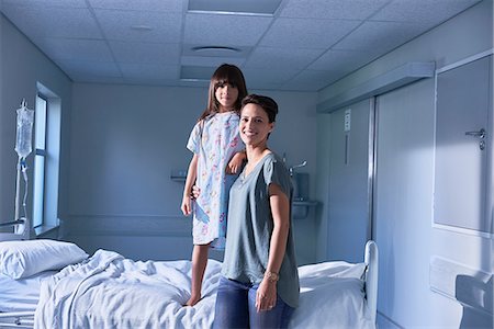 Portrait of girl patient and mother in hospital children's ward Foto de stock - Sin royalties Premium, Código: 649-08702737