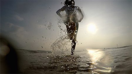 freeing (to set free) - Woman in ocean splashing water Photographie de stock - Premium Libres de Droits, Code: 649-08703167