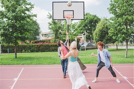 Friends playing basketball Stock Photo - Premium Royalty-Free, Code: 649-08745093