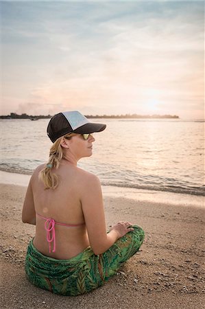 serenità - Young woman sitting cross legged on beach, Gili Meno, Lombok, Indonesia Fotografie stock - Premium Royalty-Free, Codice: 649-08745111