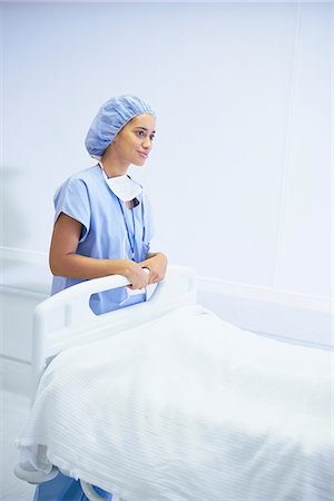 sympathy - Female nurse standing by hospital bed Foto de stock - Sin royalties Premium, Código: 649-08745358