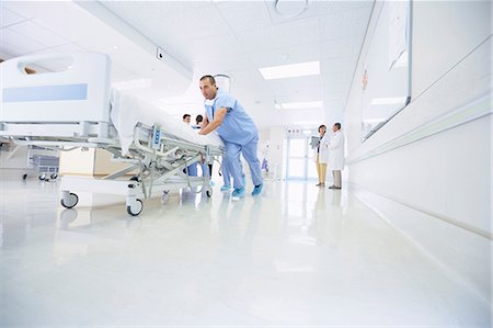 Medics urgently pushing hospital bed along corridor Foto de stock - Sin royalties Premium, Código: 649-08745389