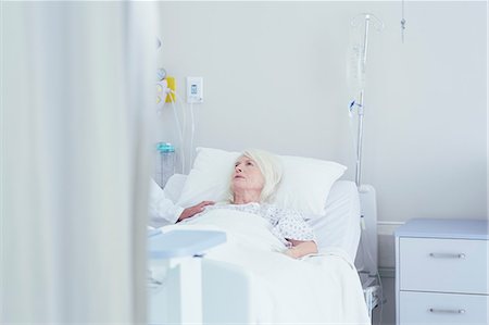 simsearch:6113-06908281,k - Doctor talking to worried senior female patient in hospital bed Stock Photo - Premium Royalty-Free, Code: 649-08745402