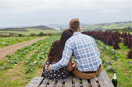 simsearch:614-05557077,k - Couple in rural location sitting on pallets looking away Stock Photo - Premium Royalty-Free, Code: 649-08824802