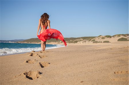 simsearch:859-07284165,k - Woman on beach carrying sarong, Piscinas, Sardinia, Italy Stock Photo - Premium Royalty-Free, Code: 649-08824812