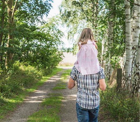 simsearch:649-08306780,k - Rear view of father carrying daughter on shoulders, Porta Westfalica, North Rhine Westphalia, Germany Stock Photo - Premium Royalty-Free, Code: 649-08824972