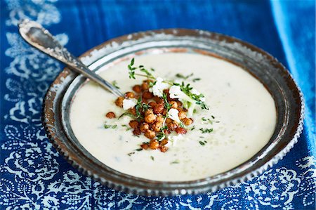 Bowl of cauliflower soup garnished with chickpeas Photographie de stock - Premium Libres de Droits, Code: 649-08825134
